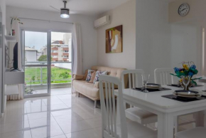 Apartamento para 5 hóspedes, sacada com churrasqueira, 400 mts da Praia dos Ingleses N660